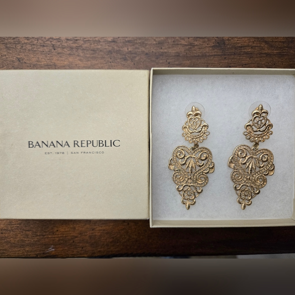 Banana Republic Gold Filigree Chandelier Earrings - Picture 4 of 12
